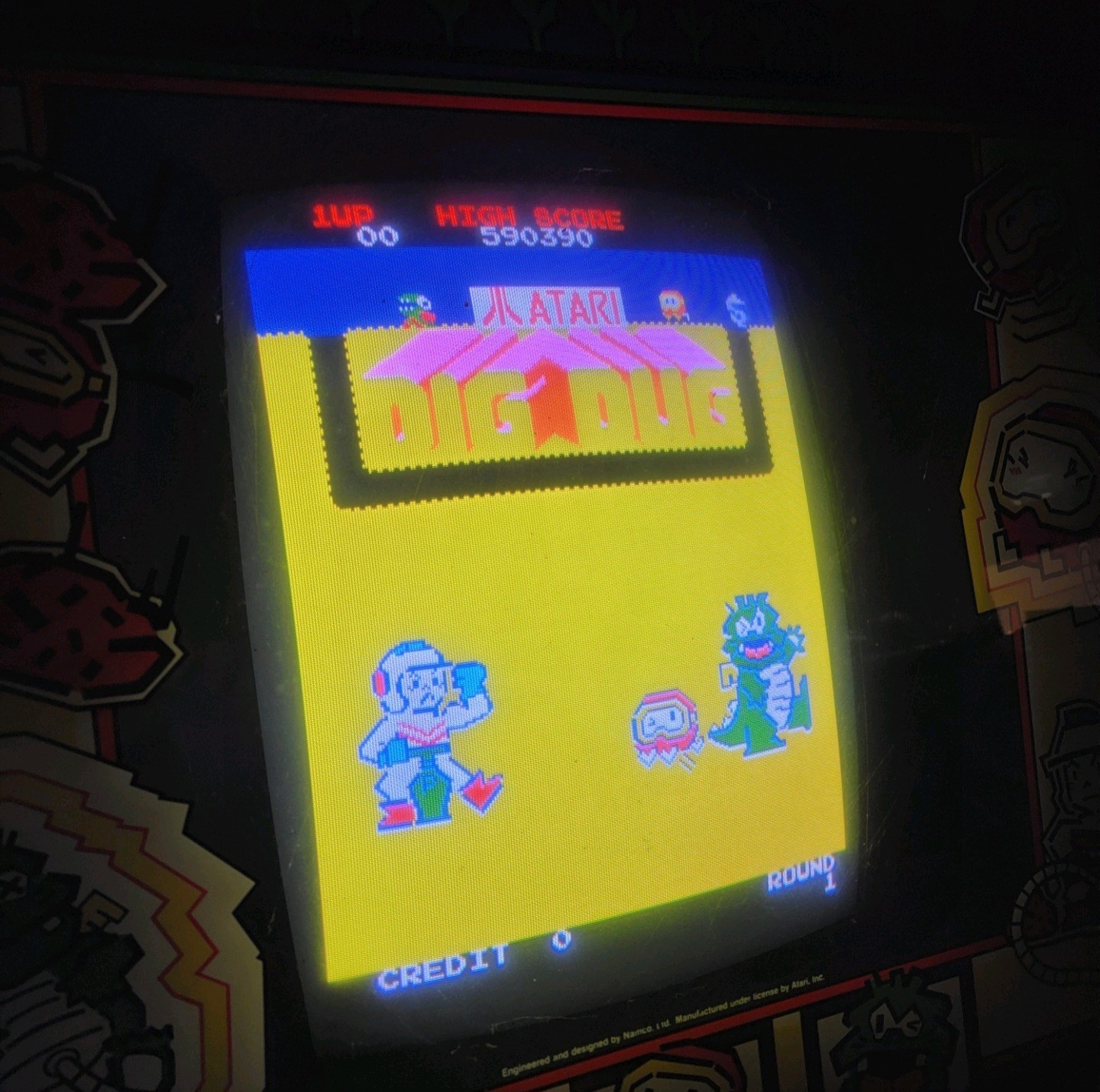 WORKING ORIGINAL - DIG DUG CLASSIC ARCADE GAME STAND UP MACHINE by ATARI 1980's