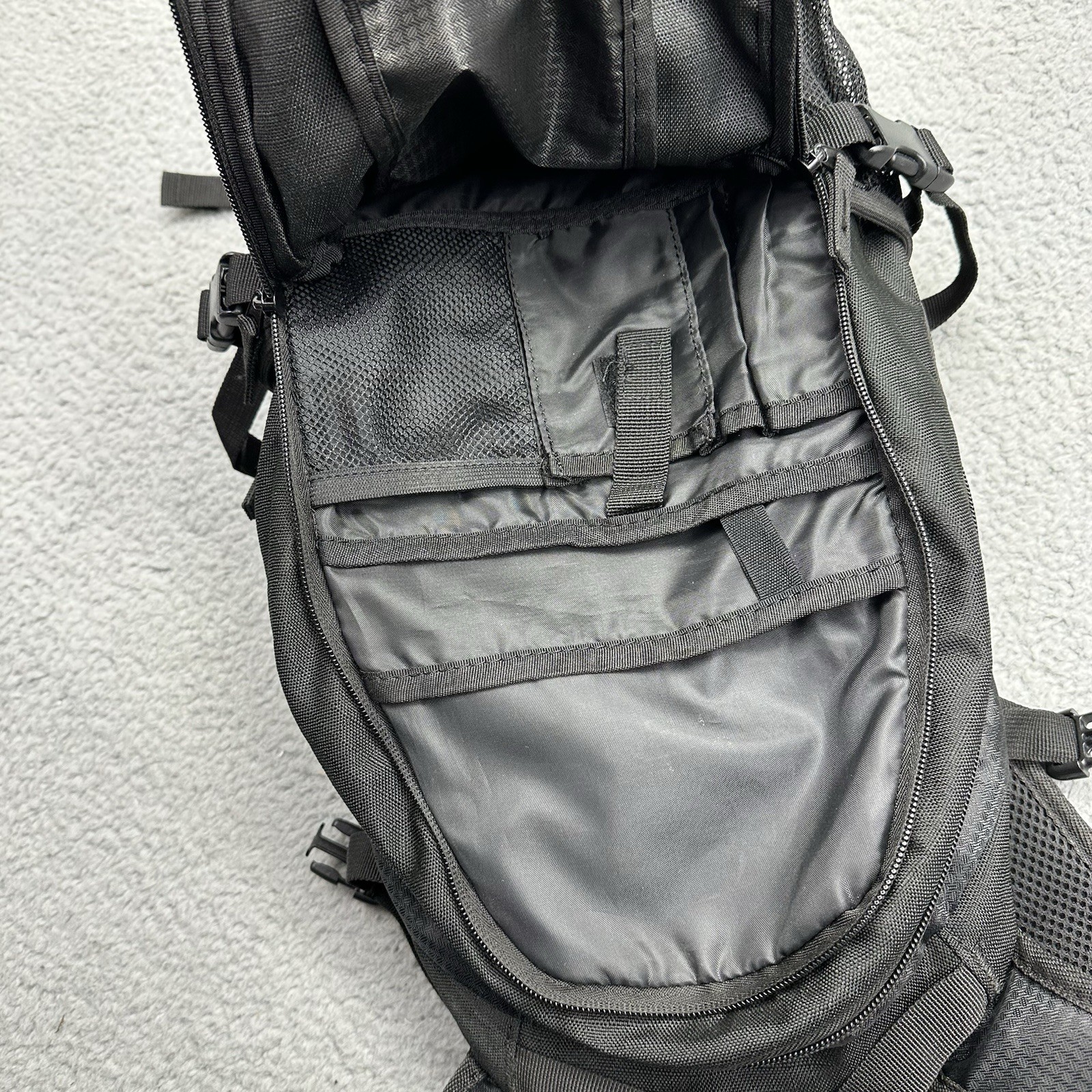 Quest Aspen Brook 2L Black Hydration Pack Backpack CEH011089 Hiking Bag, Bladder