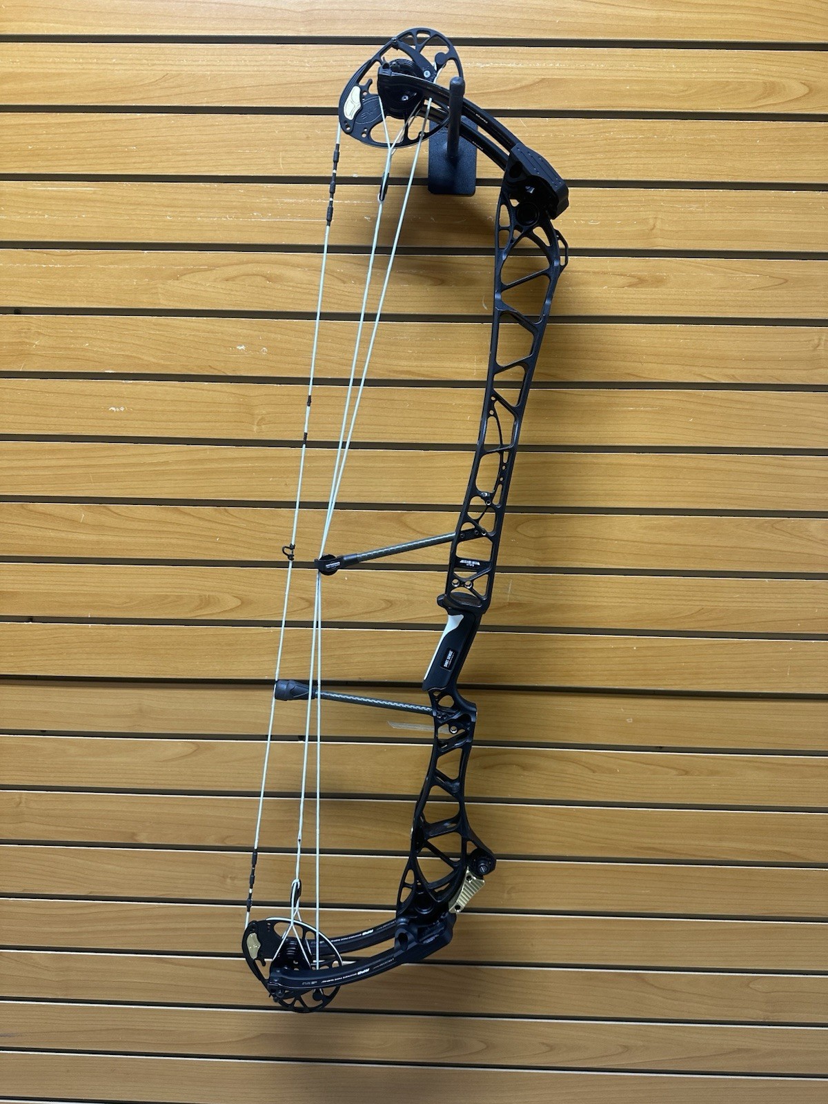 Mathews TITLE 40 Compound Bow - Black - RH - Barely Shot