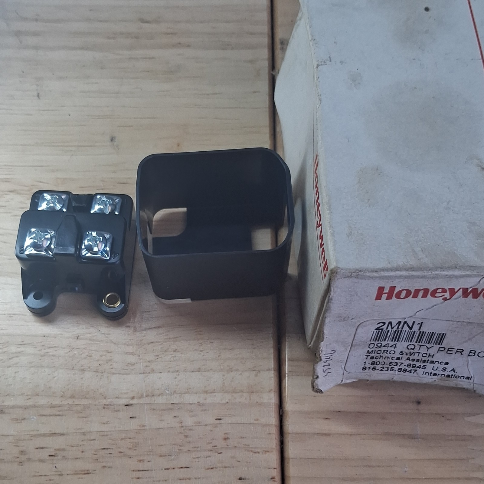 Honeywell 2MN1 Heavy Duty Microswitch Black Plastic Screw Terminal Screw Mount