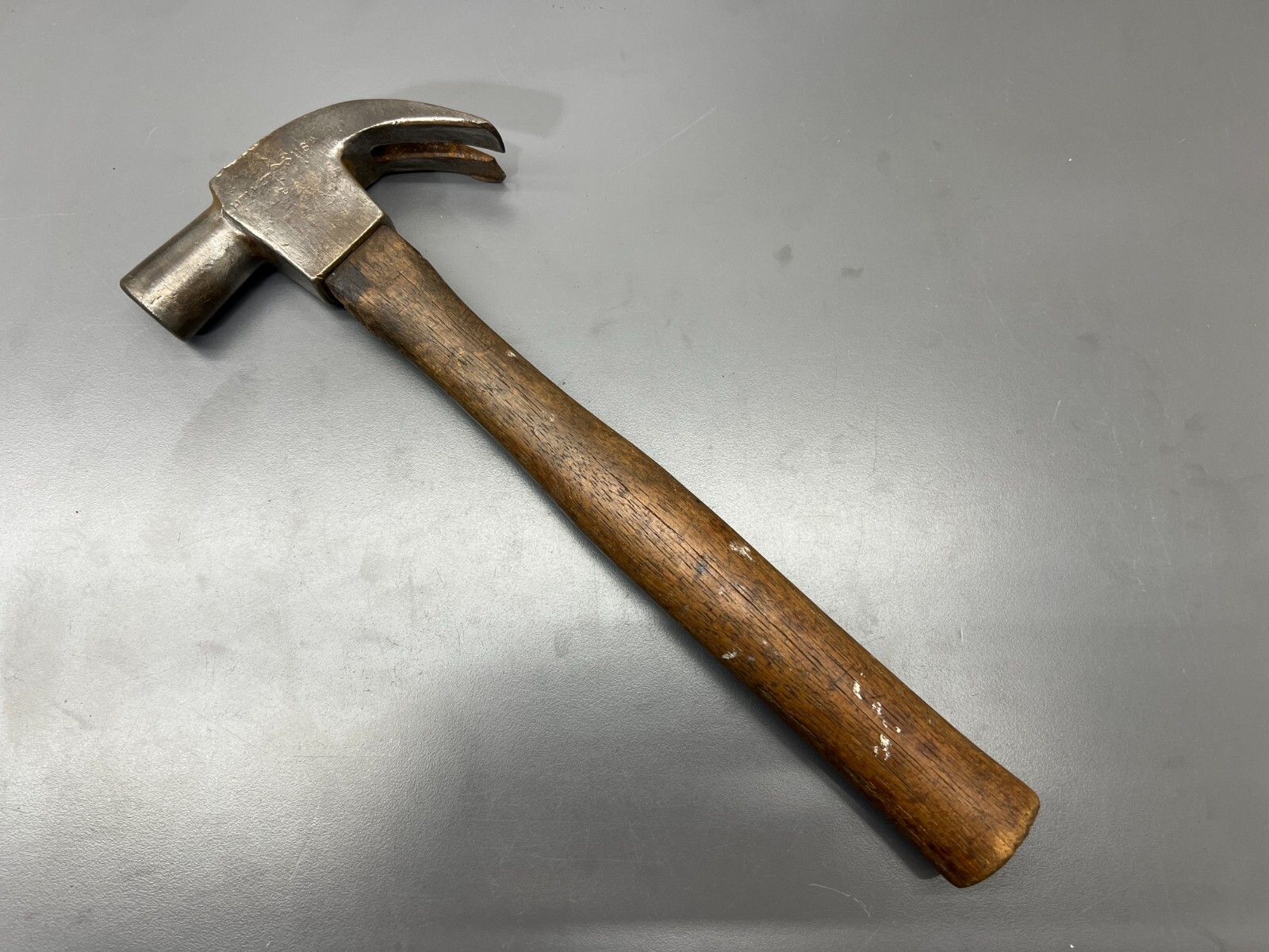 (H1) VINTAGE HELLER 22 OZ. CARPENTER HAMMER HORSE LOGO HICKORY HANDLE - USA