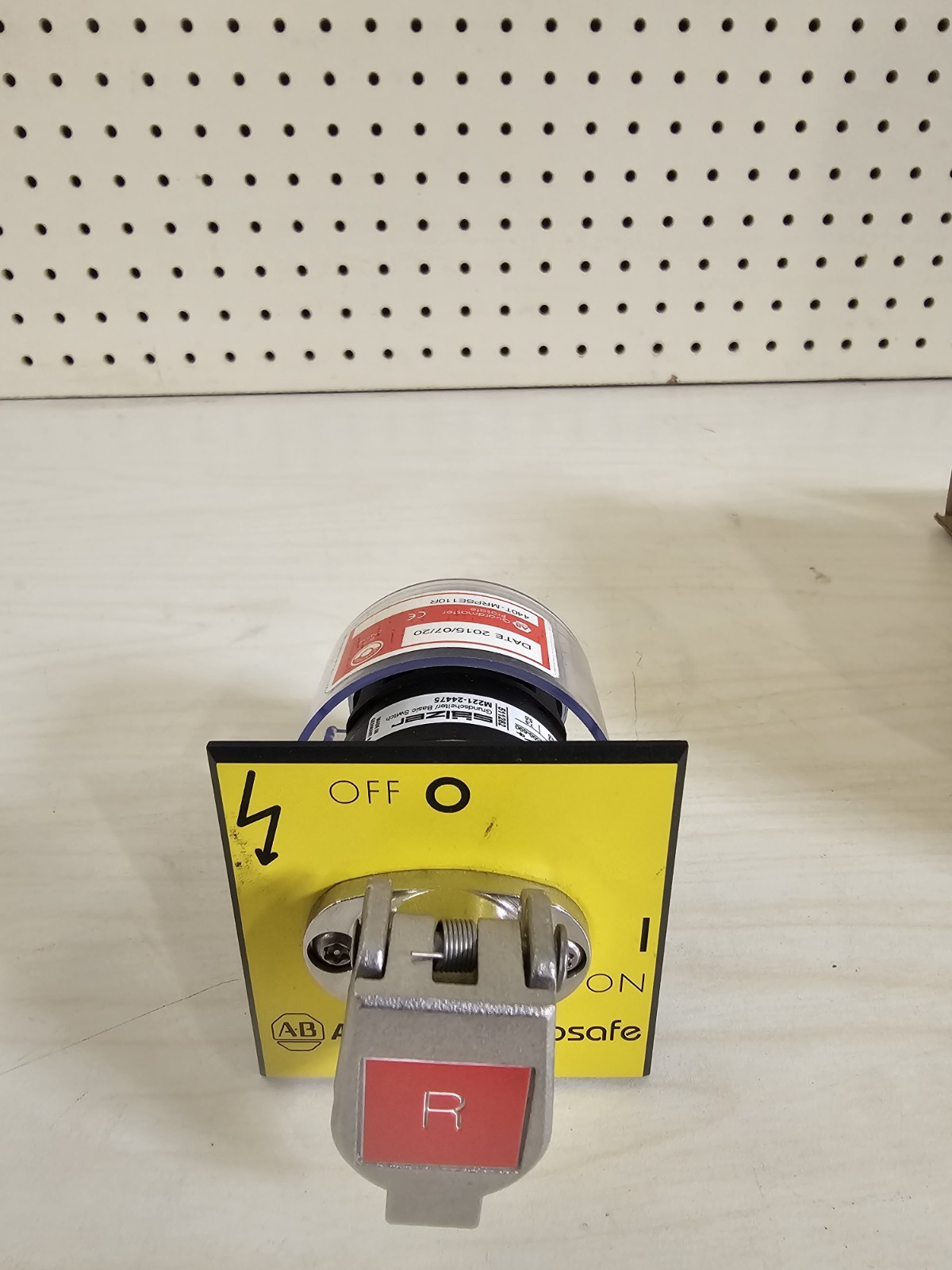 Allen-Bradley Prosafe Rotary Key Switch-Panel Mounted Cat #: 440T-MRPSE11BB