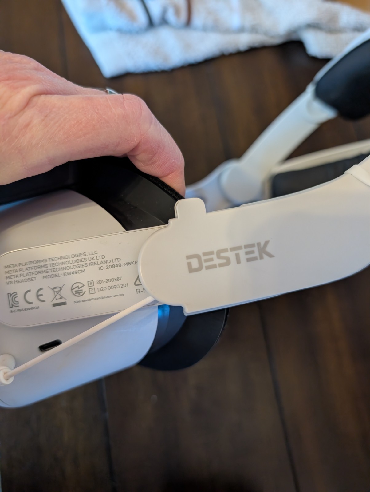 meta Quest VR All-in-One Headset with desket strap and extras one controller