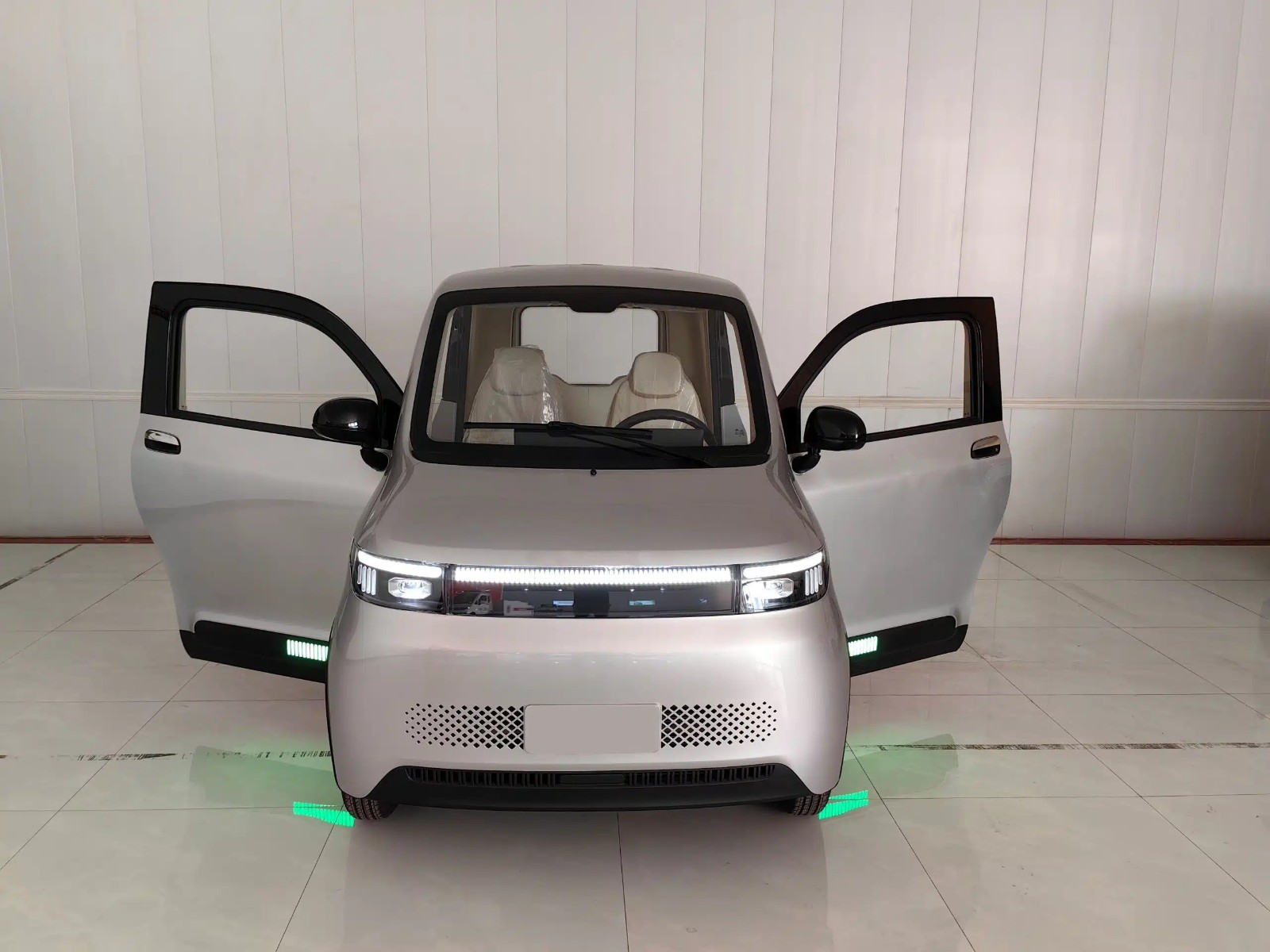 Fully enclosed covered electric mobility cabin scooter 4000 Watt 75 miles/charg