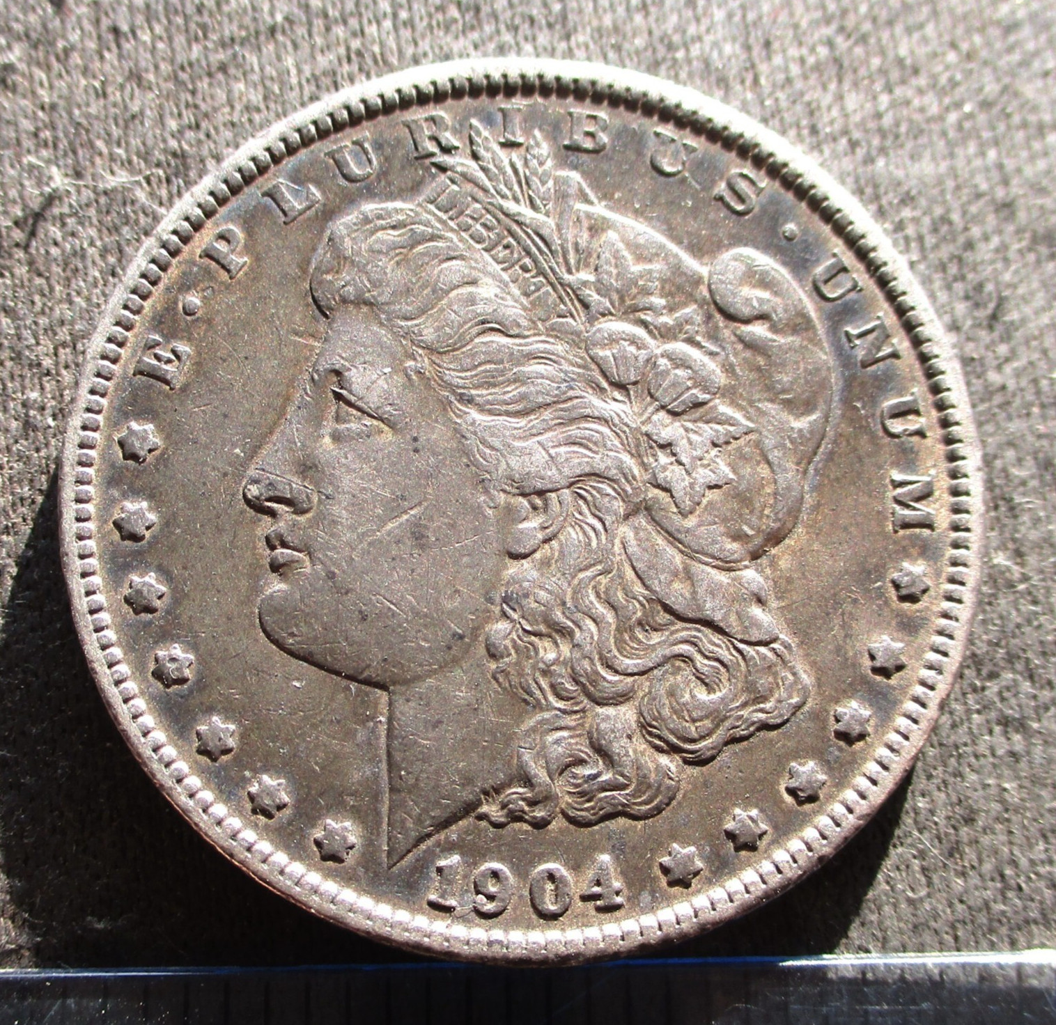 1904 MORGAN SILVER DOLLAR COIN OF UNITED STATES OF AMERICA PHILADELPHIA MINT