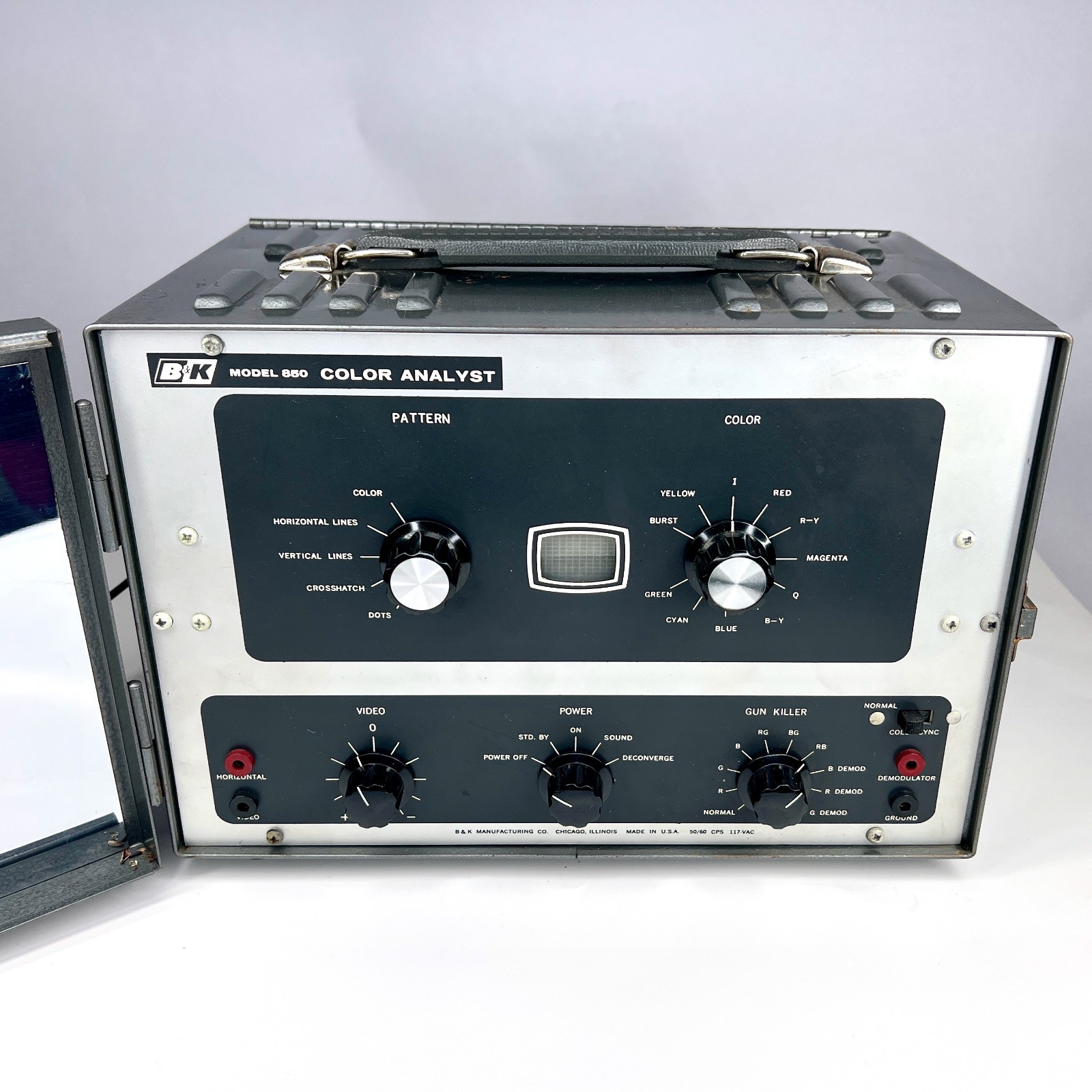 B&K Model 850 Color Analyst CRT TV Test Equipment - Powers On - READ BELOW