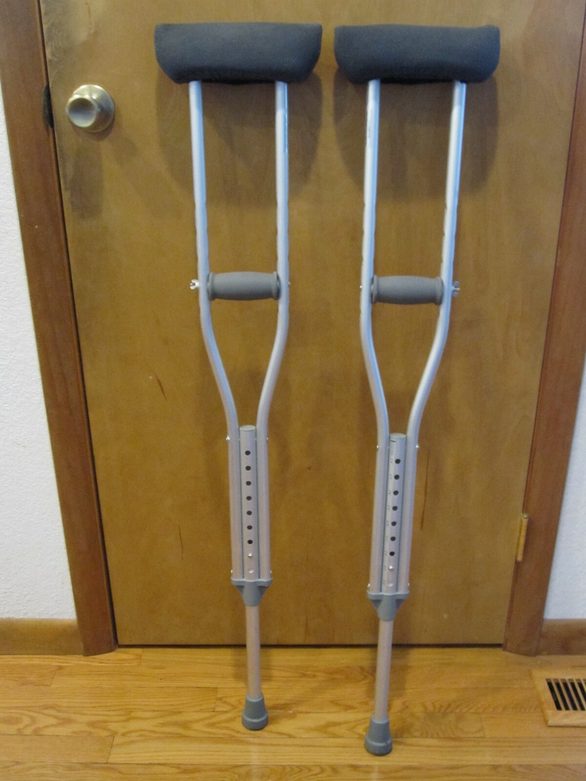 pair of Drive Aluminum Crutches for Youth Kids 4' 6" - 5' 2" arm pads ~ 9115
