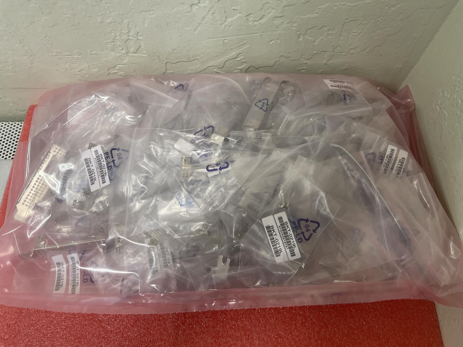 SUPERMICRO LOT OF 100x SINGLE-PORT, LOW PROFILE BKT-0219L BRACKETS W/SCREWS