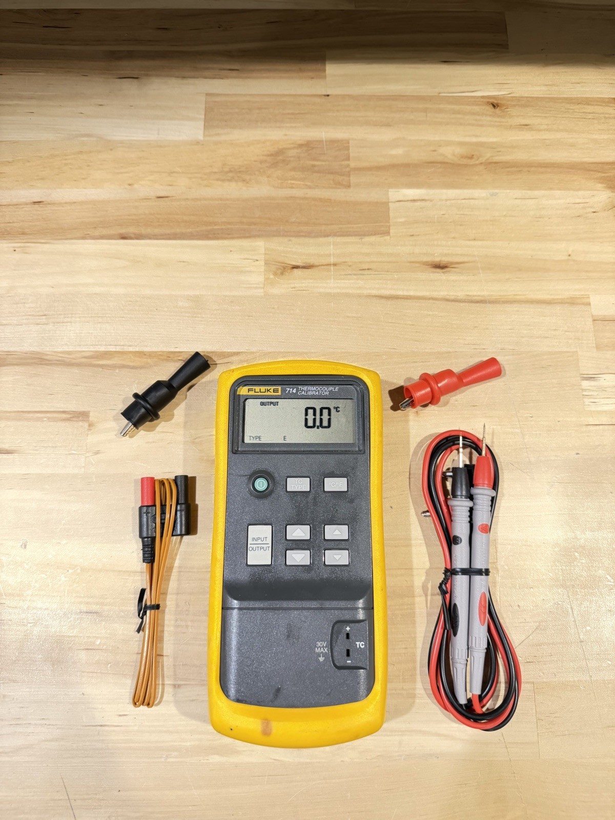 FLUKE 714 THERMOCOUPLE CALIBRATOR W/ ACCESSORIES - SHIPS FAST