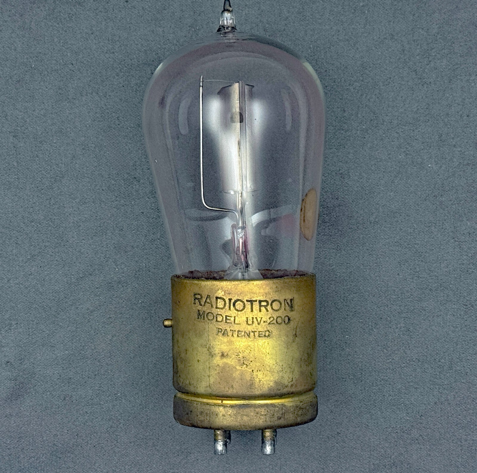(1) Radiotron UV-200 Good Bright Filament Brass Base Tipped Glass