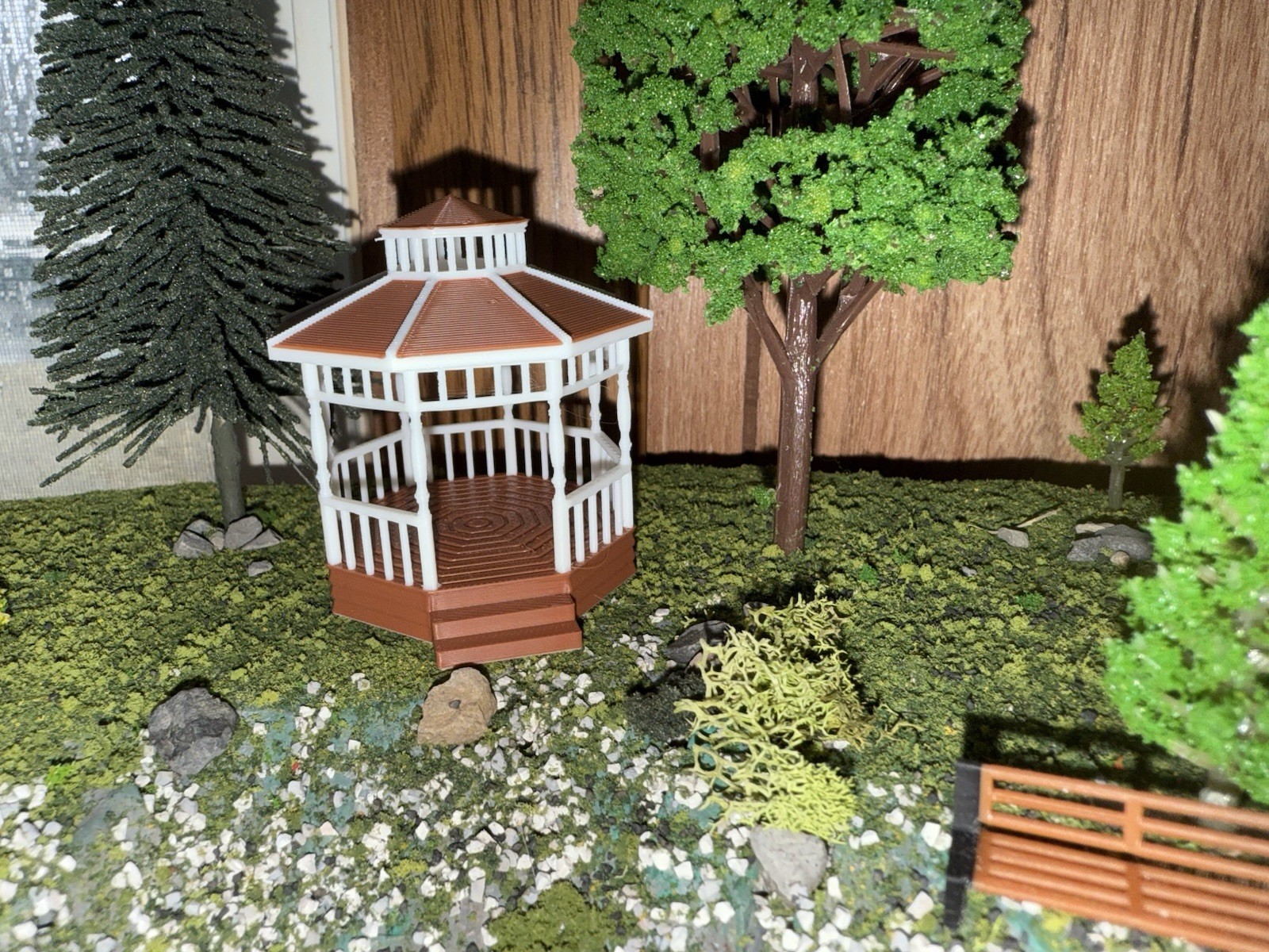 HO Scale 1:87 Gazebo - Brown and White/Brown Base