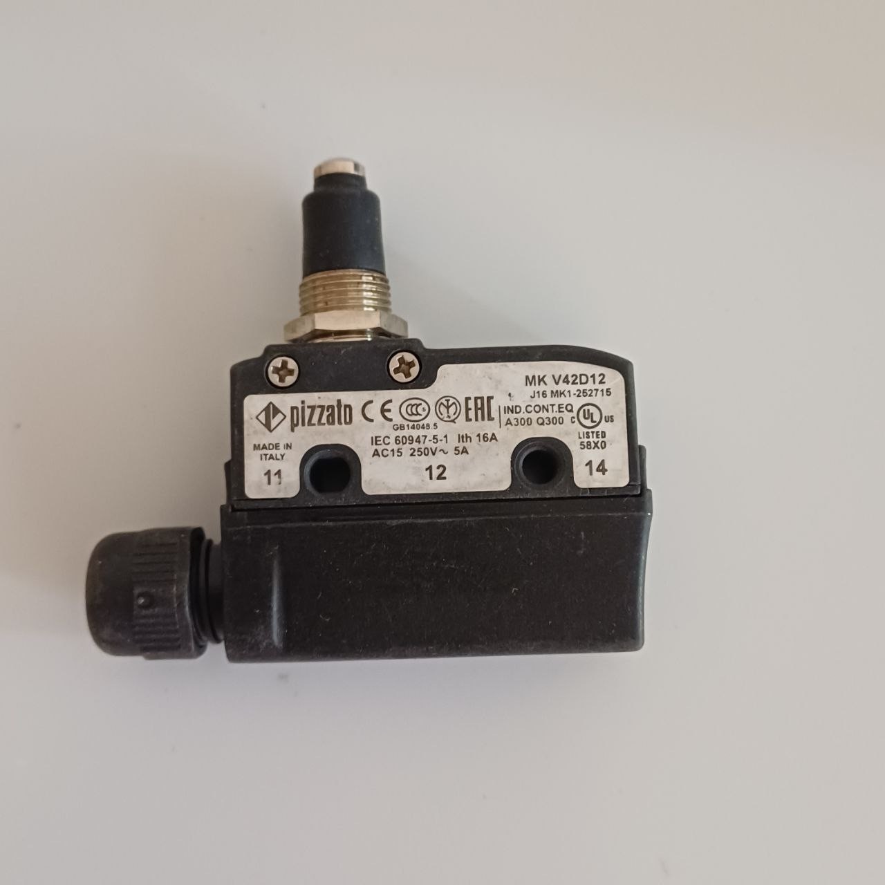 9 PC LOT Pizzato MK V42D12 Industrial Limit Switch IEC 60947-5-1 16A NEW