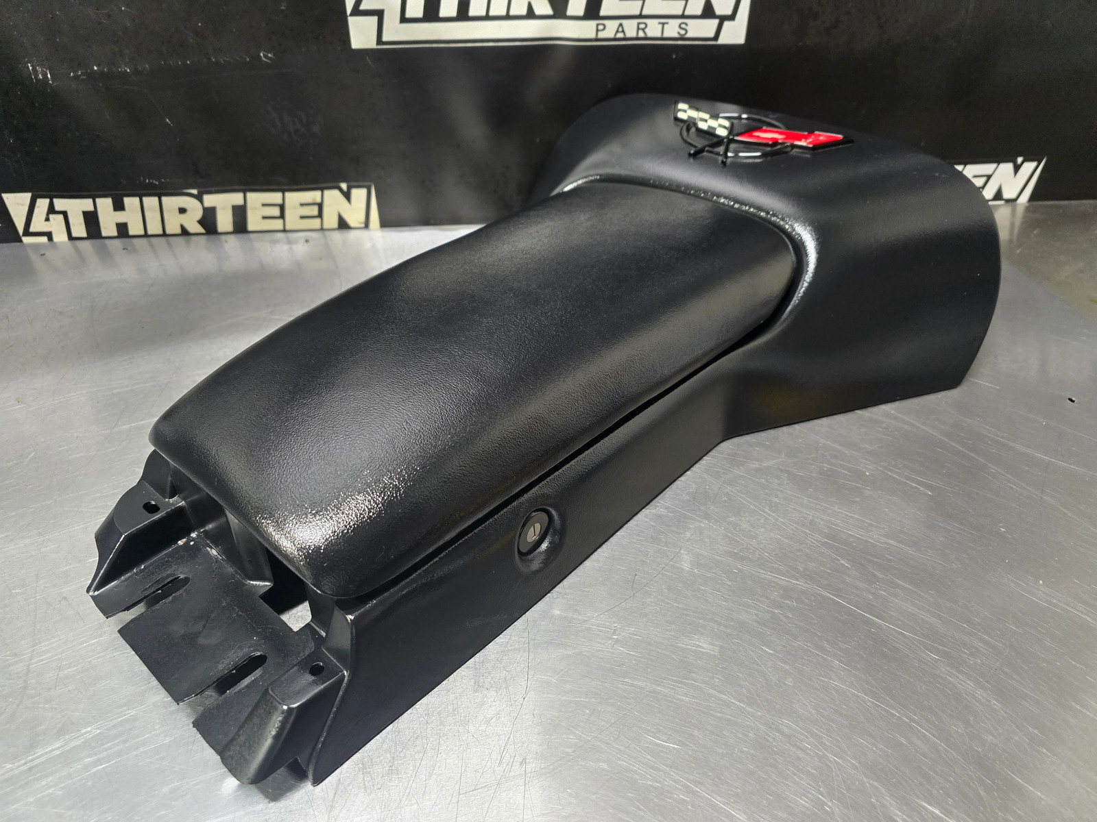 97-04 CORVETTE C5 CENTER CONSOLE ARM REST WITH CORVETTE LOGO 10402194 #N31