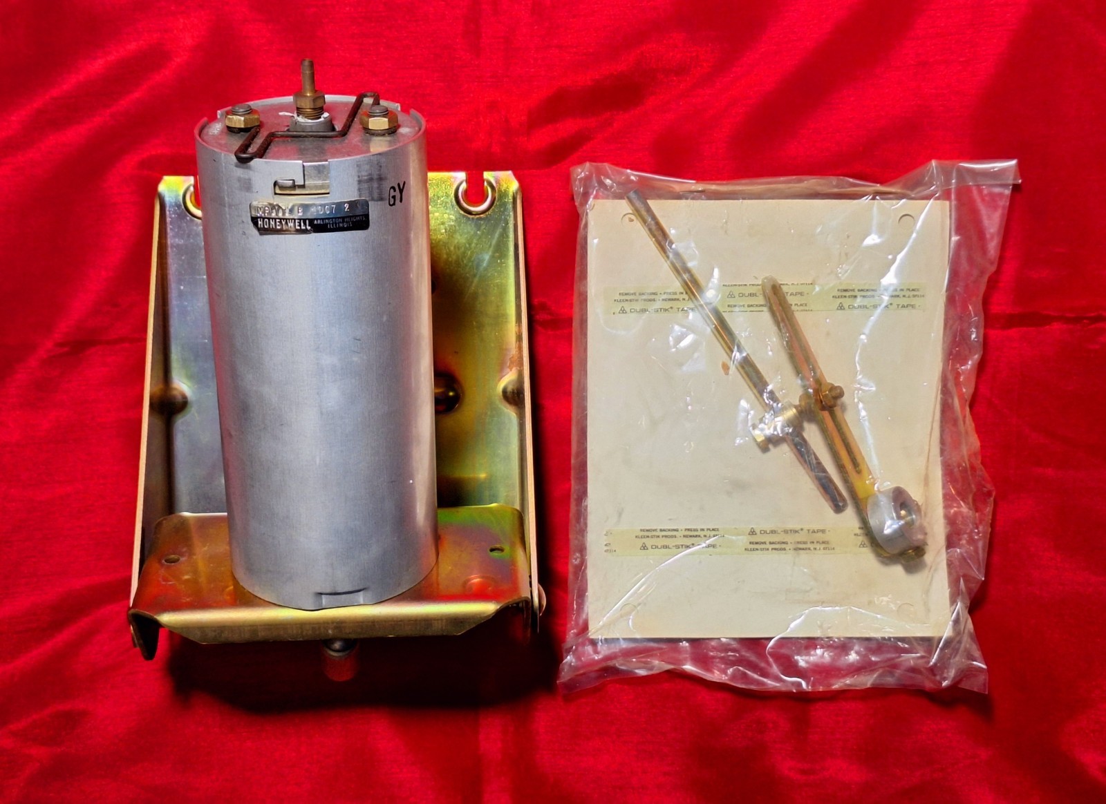 Honeywell MP909 B-1007 2 Pneumatic Damper Actuator & Push Rod, USA Made - NEW