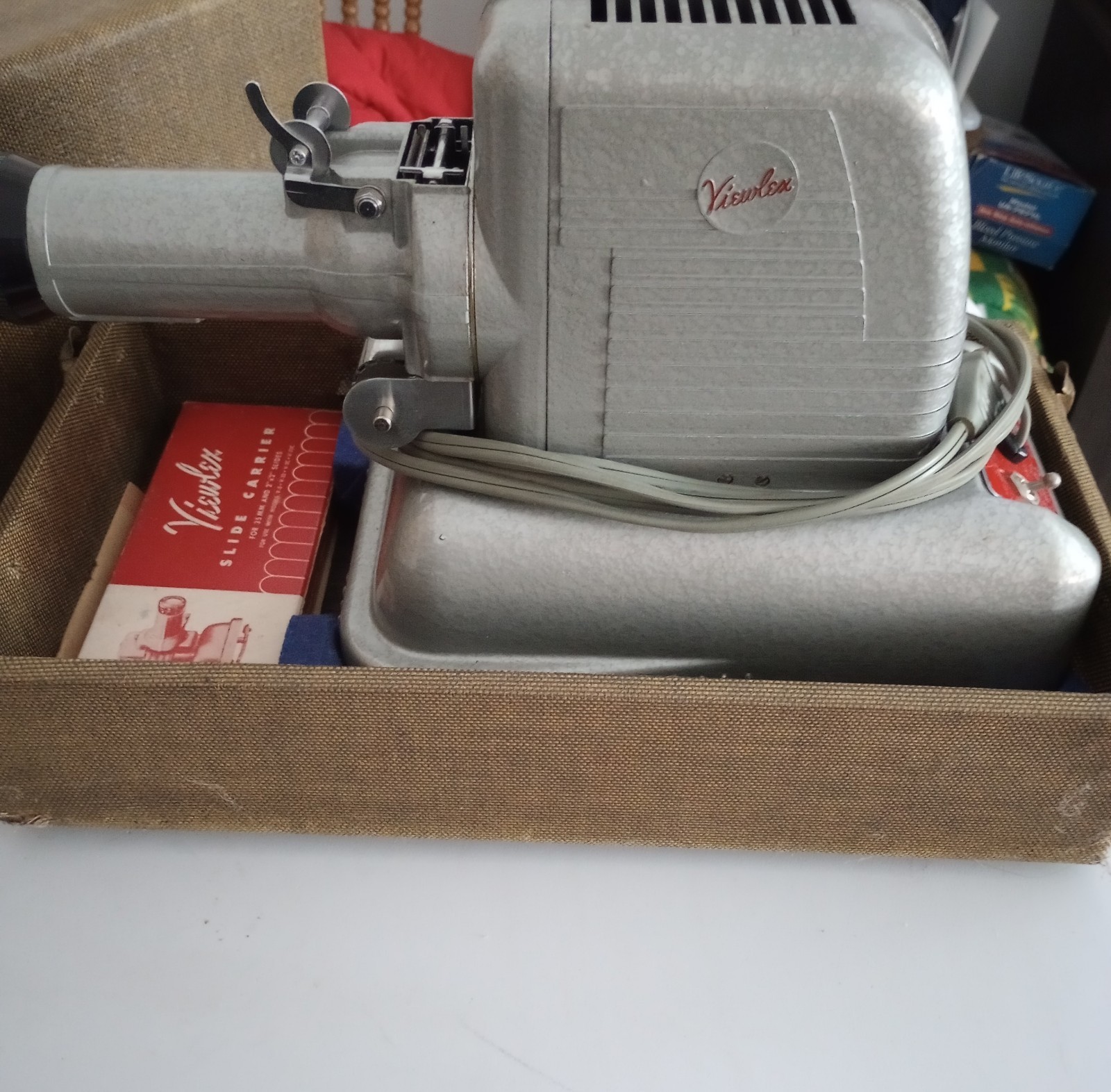 Viewlex V-25 35mm Slide & Filmstrip Projector w/ Case Manual Slide Carrier