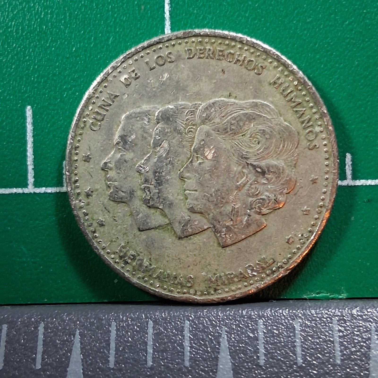 1986 Dominican Republic Mirabal Sisters / Coat of Arms 25 Centavos Coin