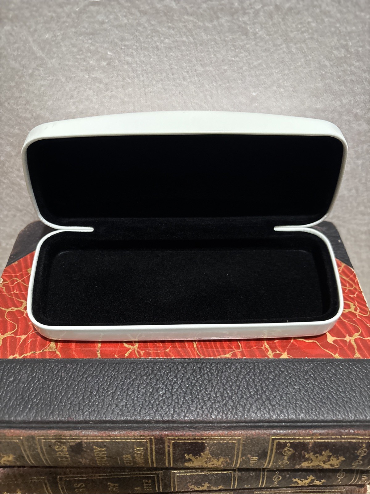 Nine West White Hard Clamshell Eyeglasses Case Black Felt Lining 6”