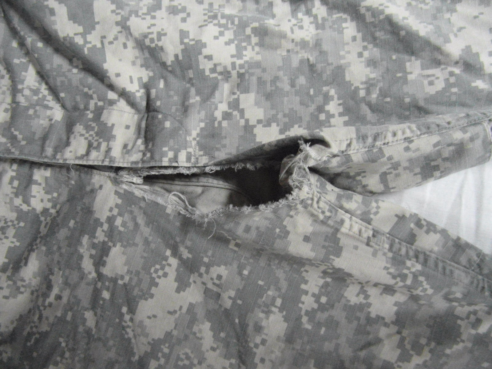 HUNTING WINDPROOF ACU CARGO SHORTS MEDIUM WITH DEFECTS