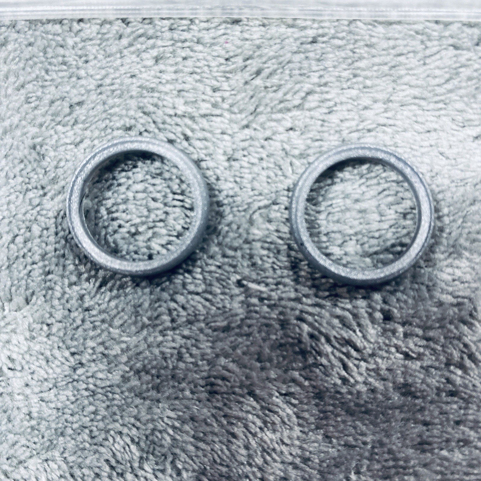 ROQ Women's Silicone Wedding Rings SZ 5 (2 Pack) Gray Silver Thin Stackable