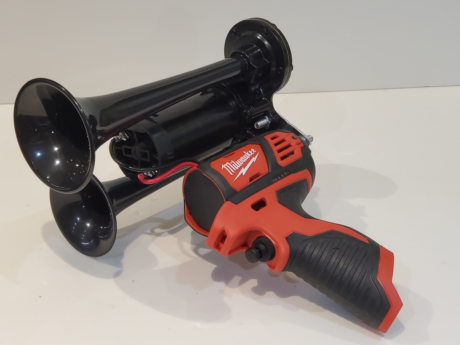Milwaukee M12 Dual Trumpets Air Horn, Train Horn Compressor    Black