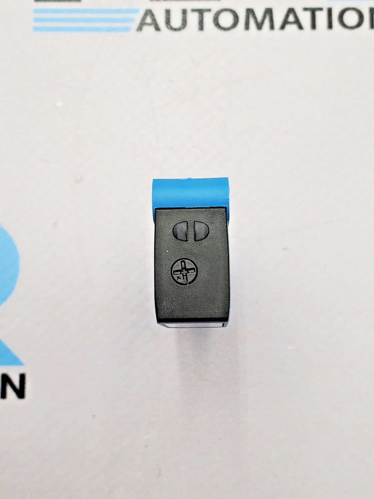 New Sick WTB9-3P2461 Proximity Sensor with Background Suppression