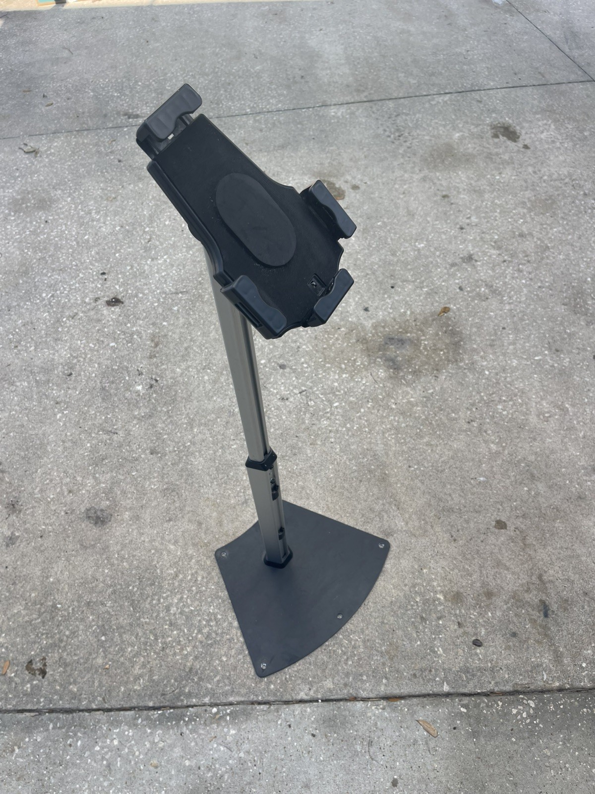 Floor Standing Lockable Secure Tablet Kiosk Adjustable Height with 90? Tilt