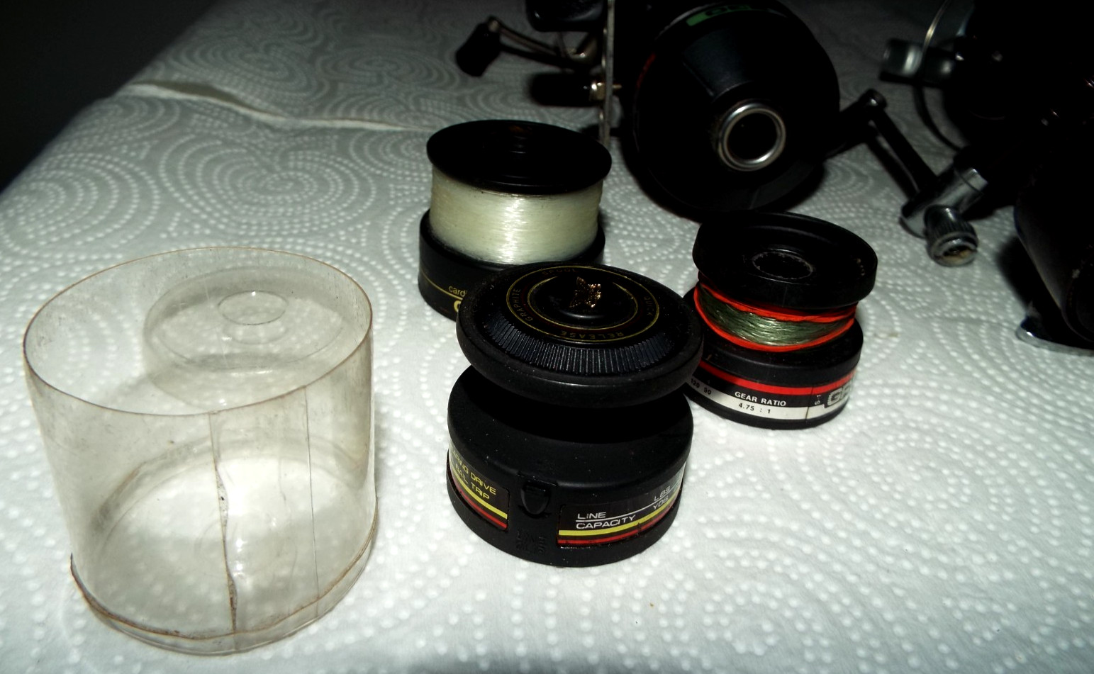 7 VINTAGE FISHING REELS WITH SOME EXTRA SPOOLS GARCIA, QUANTAM ETC.... READ!!!