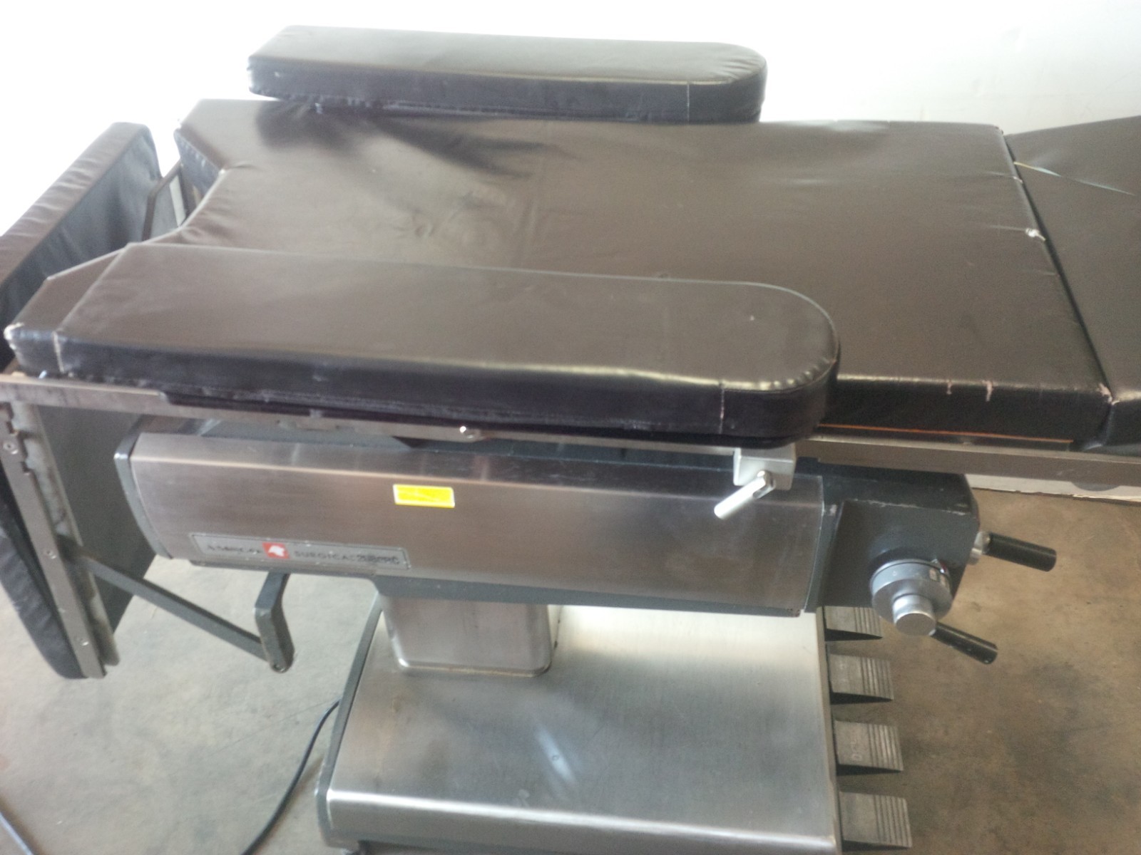 AMSCO 2080RC manual surgical table and pads set
