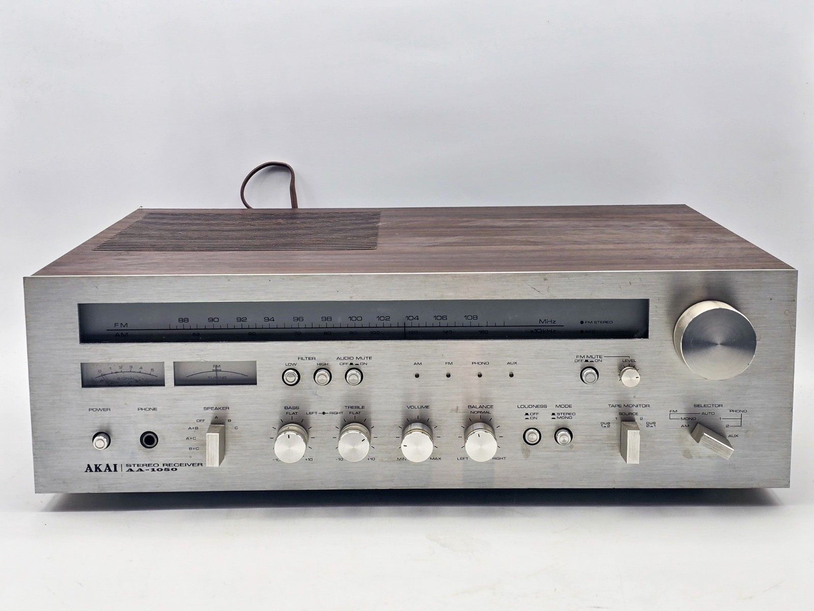 Akai AA-1050 Stereo receiver - 35w 4-16Ohm - Fully working