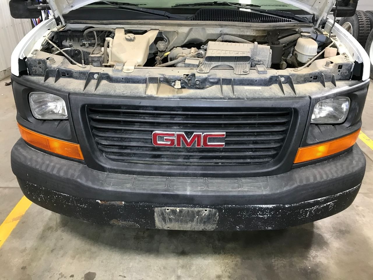 GMC CUBE VAN Grille - Used | P/N GLG081