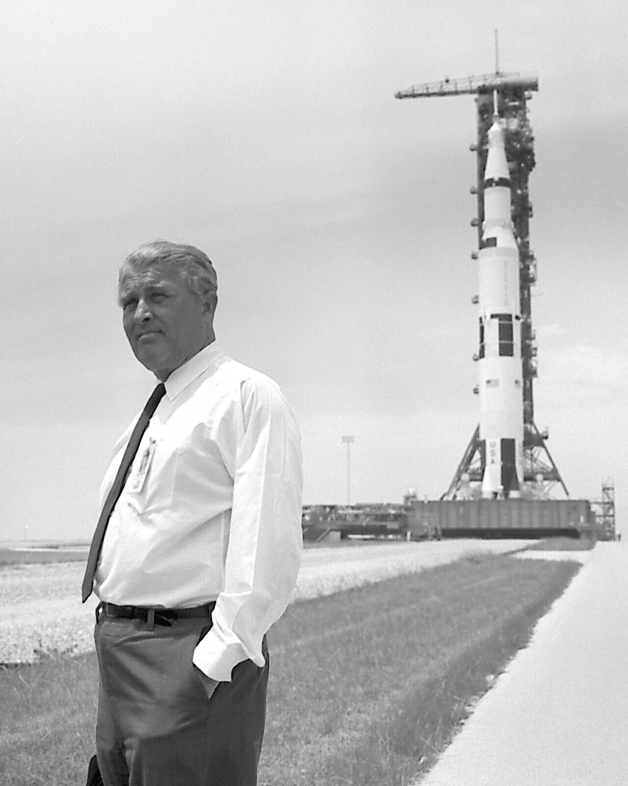 WERNHER VON BRAUN IN FRONT OF THE APOLLO 11 SATURN V 8X10 NASA PHOTO REPRINT