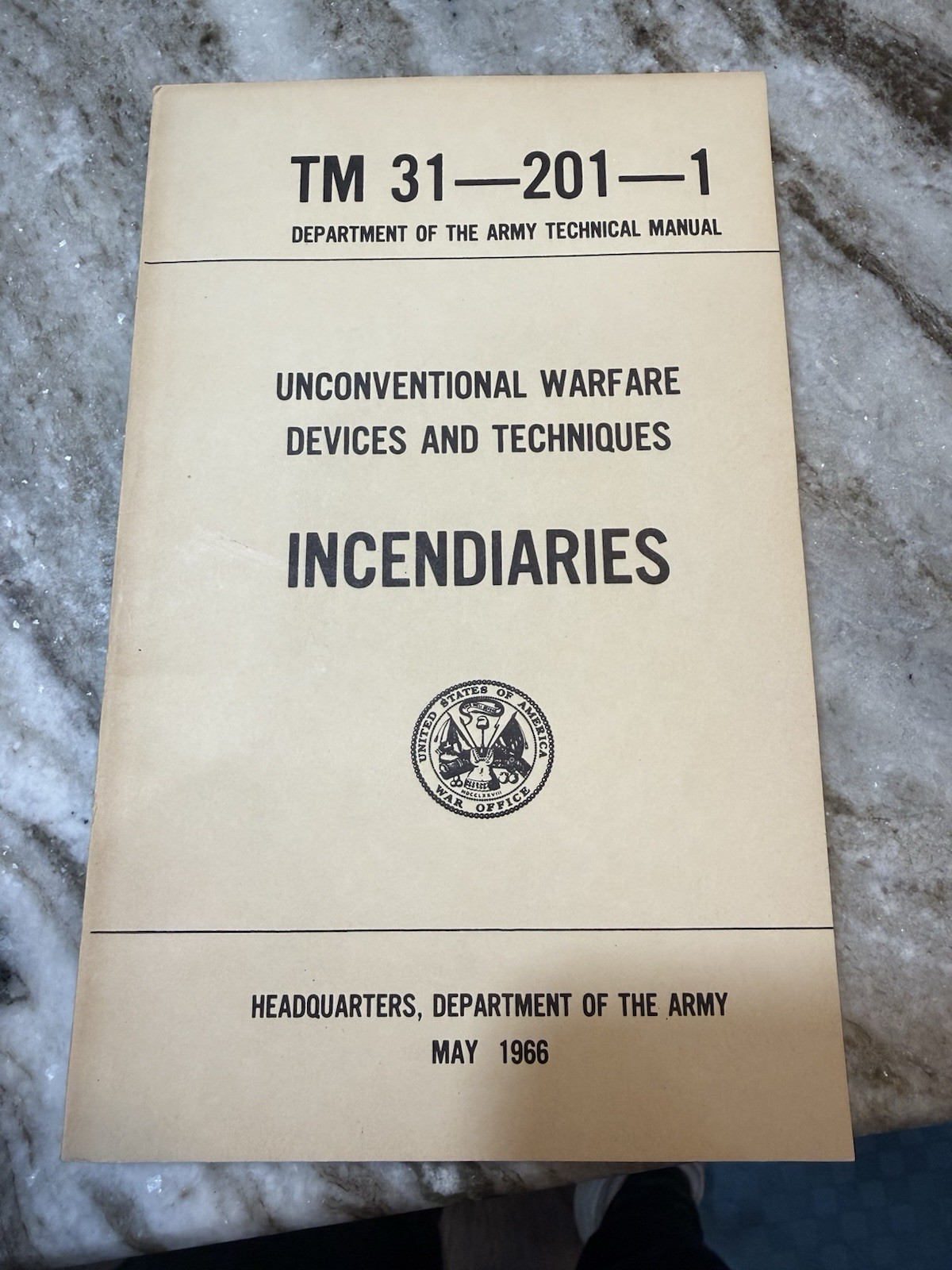 E5 - 1966 VINTAGE US ARMY VIETNAM ERA UNCONVENTIONAL WARFARE DEVICES TM 31-201-1
