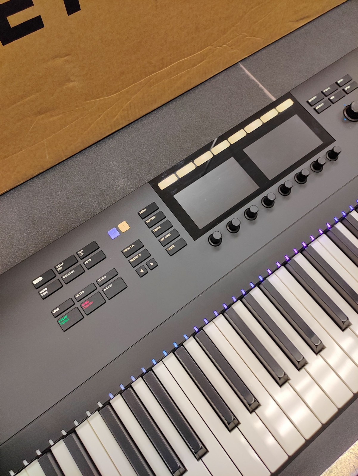 Native Instruments Komplete Kontrol S88 MK2 88-Key Weighted MIDI Controller