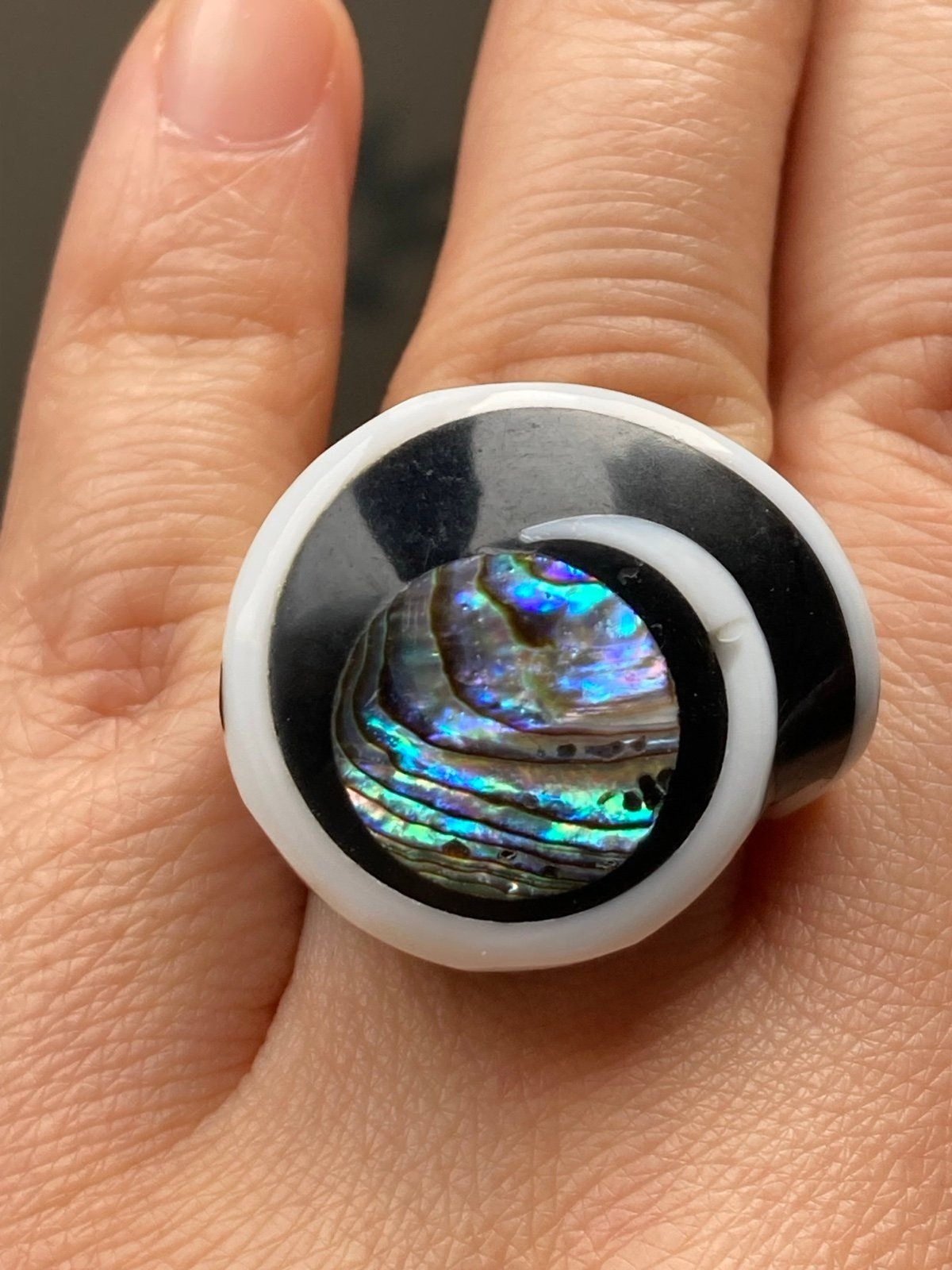Pretty black white abalone center shell ring size 5.25
