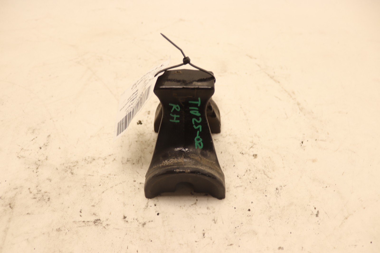 2018-2023 PETERBILT 579 FRONT SUSPENSION SHOCK SADDLE BRACKET MOUNT B63-1004 OEM