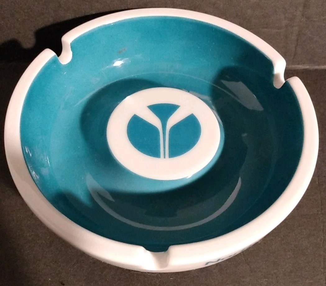VINTAGE ORIGINAL NORTH AMERICAN ROCKWELL MCM! CERAMIC TURQUOISE & WHITE ASHTRAY!