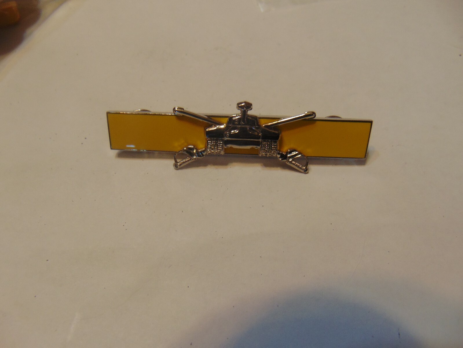 MILITARY INSIGNIA CREST WITH TANK AND YELLOW BAR UNSURE 2 CLUTCHBACKS AMERICAN