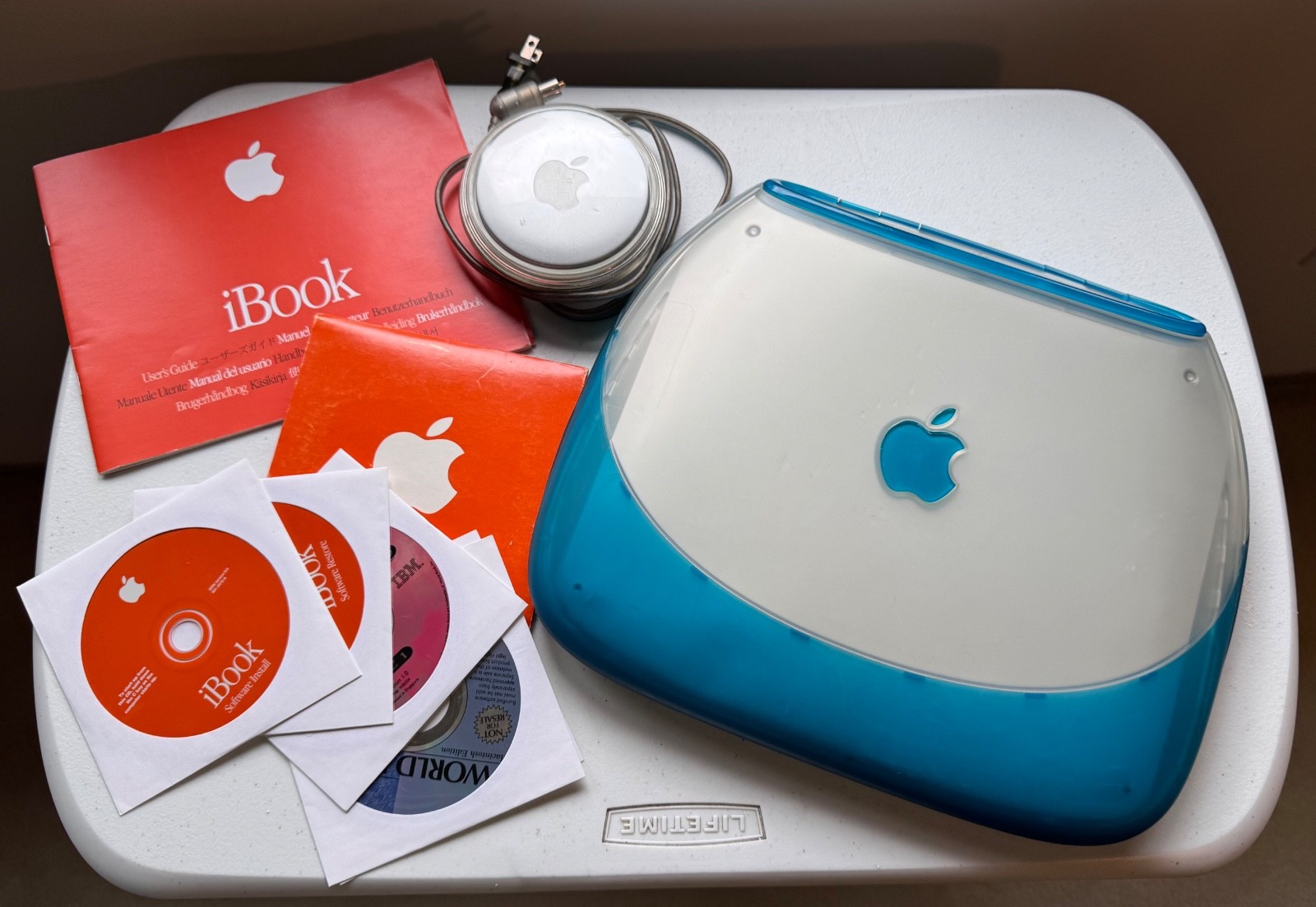 iBook Clamshell G3 Blueberry/Turquoise 34mb, w/charger, original manual and cd