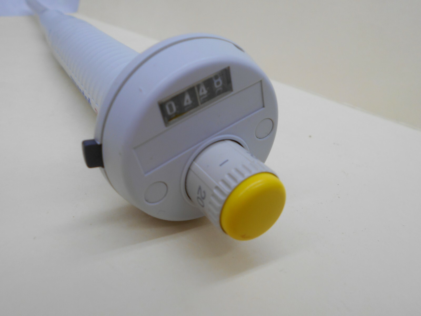 EPPENDORF REFERENCE 20 2-20µL SINGLE CHANNEL PIPETTE WITH YELLOW CAP