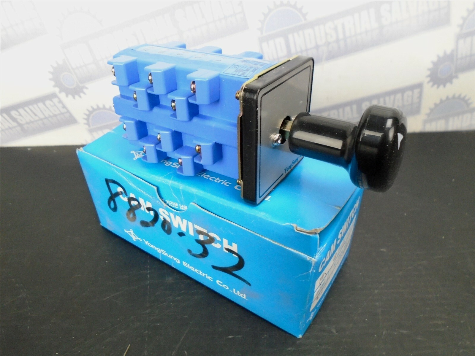YongSung - CAM SWITCH w/HANDLE Rating 220V - 10A - C2504-59MEB (NEW in BOX)