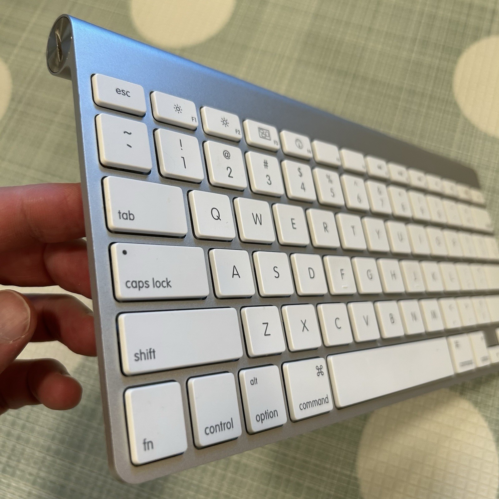 Apple Wireless Bluetooth Keyboard Model A1314 Aluminum Uses AA Batteries TESTED