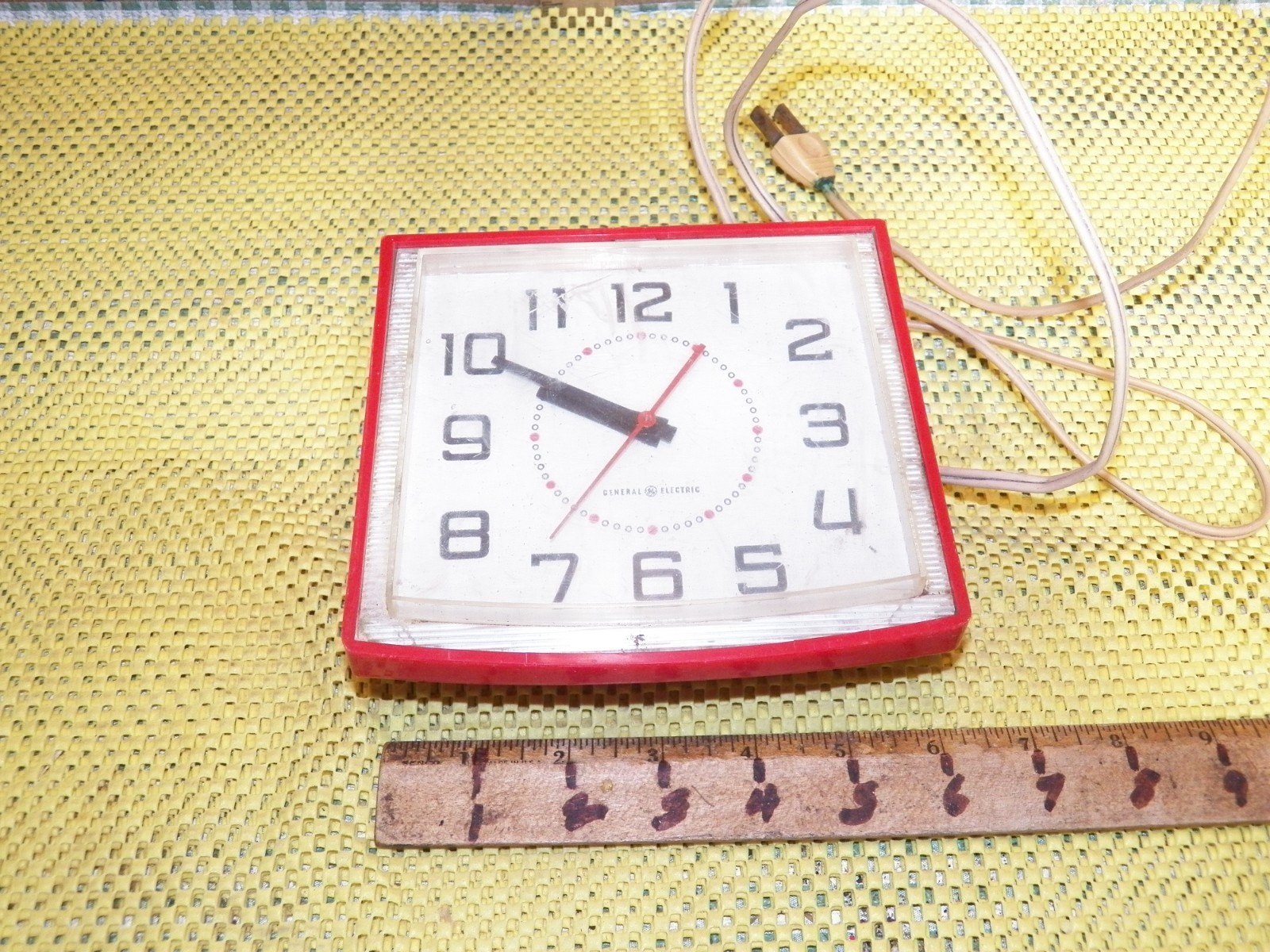 Vintage GENERAL ELECTRIC Red Model 2H110 Wall Clock - Works