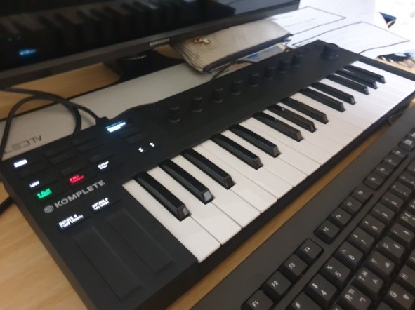 NATIVE INSTRUMENTS / KOMPLETE KONTROL M32 / SMALL KEYBOARD CONTROLLER