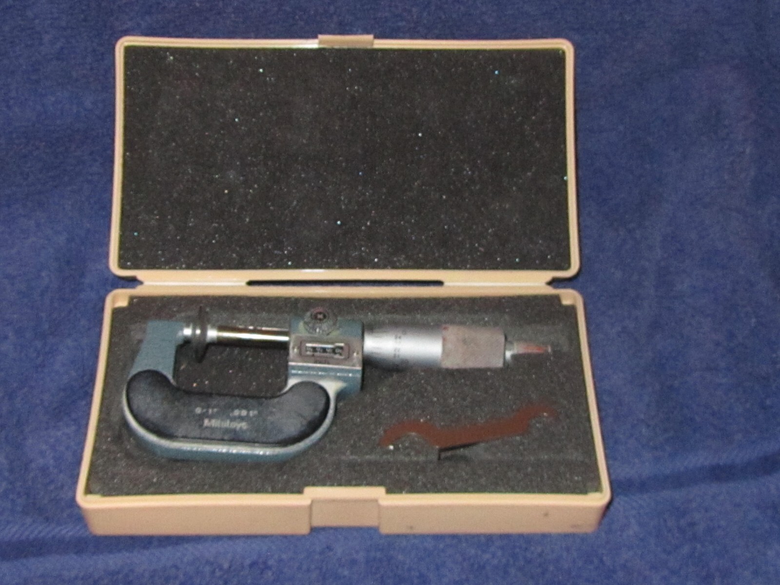 MITUTOYO OUTSIDE INDICATING MICROMETER C/N 223-125 WITH ORIGINAL BOX.