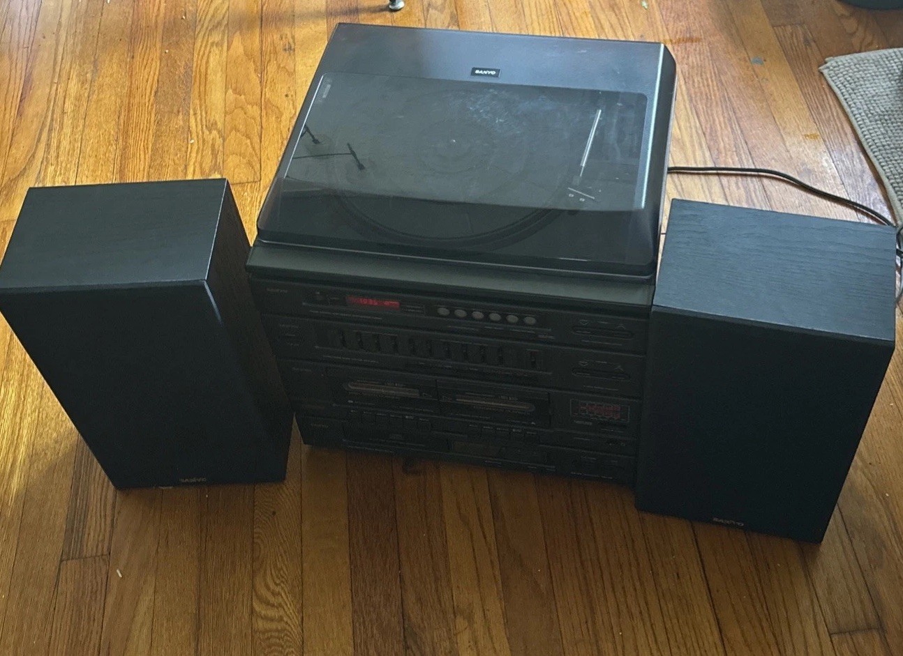Working Vintage Sanyo GCD 949U Stereo System with two speakers and remote