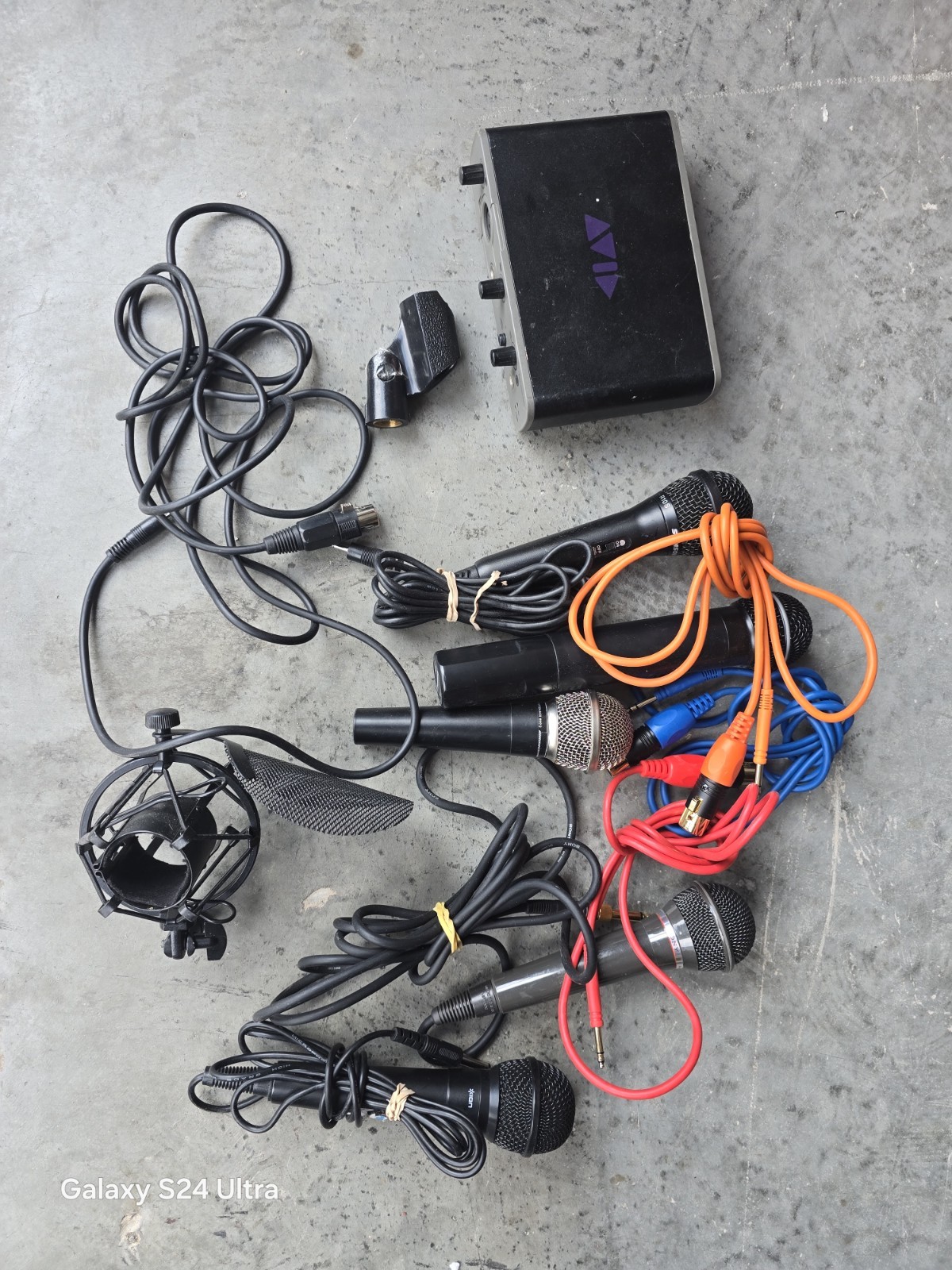 Avid Fast Track Solo USB Audio Interface Microphone Lot Recording Bundle