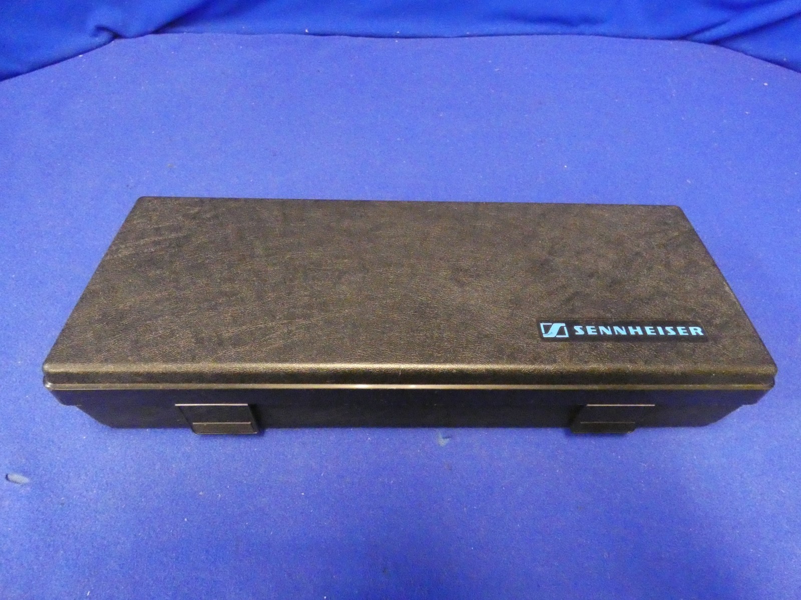 Sennheiser MD 421-II Cardioid Dynamic Microphone w/Case (working-slight dent)