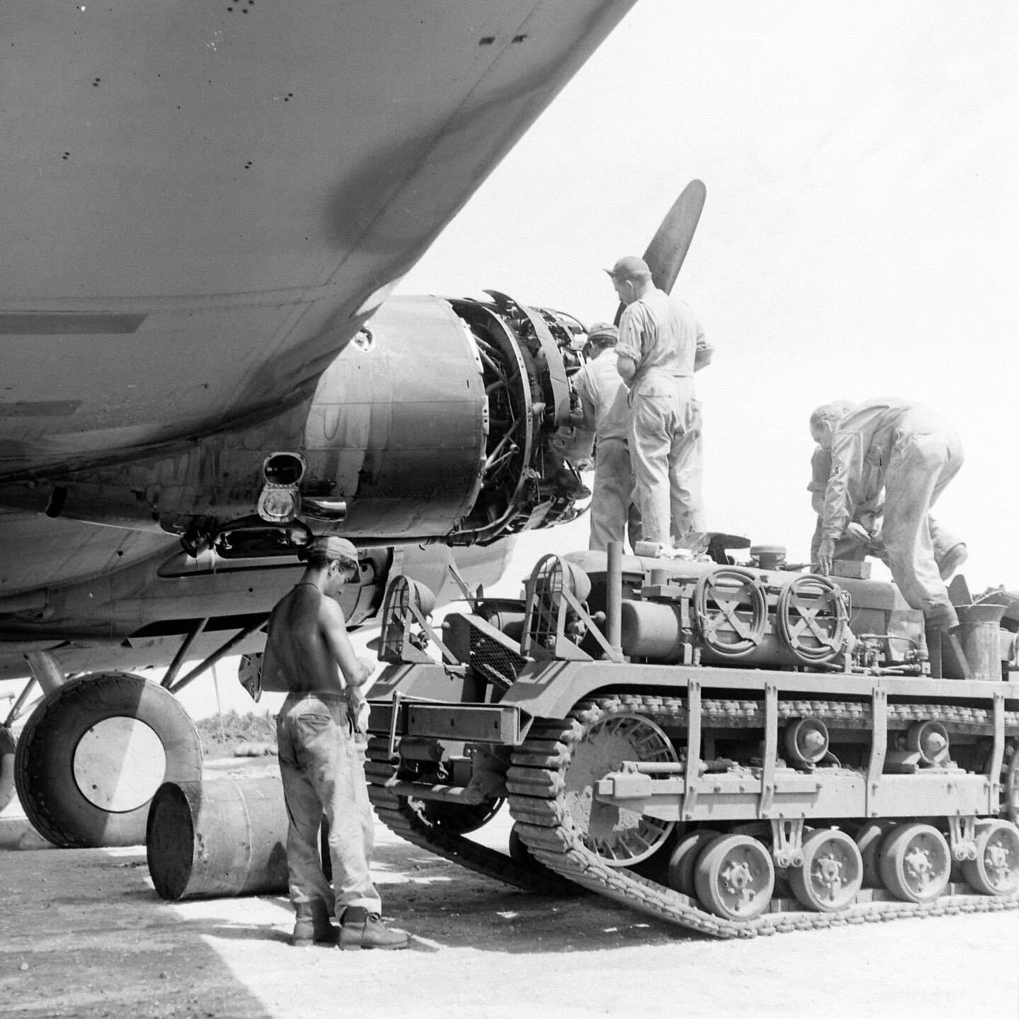 WW2 WWII Photo World War Two / USAAF B-17 Bomber Maintenance Pacific 1942