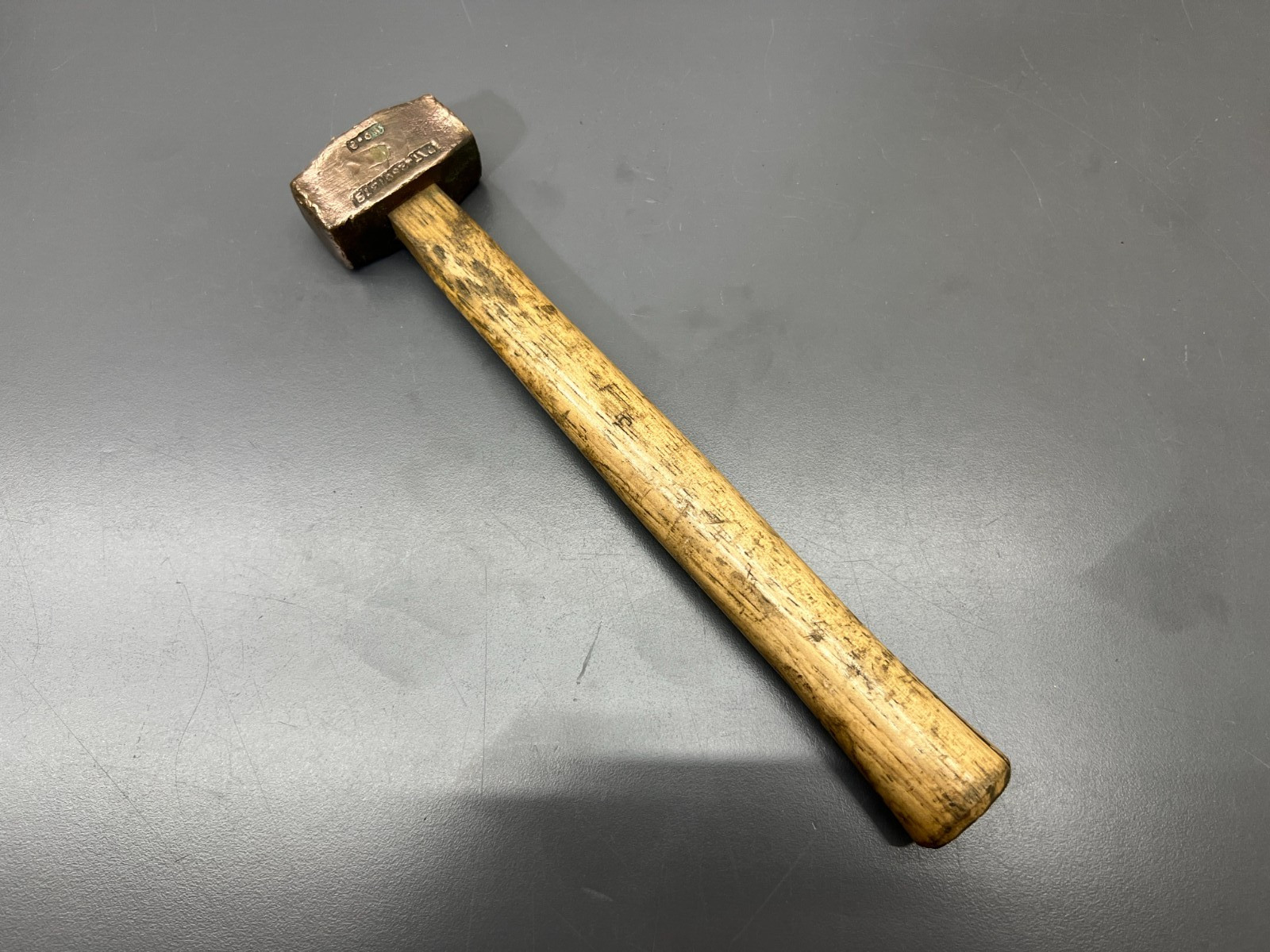 (H1) VINTAGE LAST LONG BRASS NO SPARK SAFETY HAMMER 8 OZ. - MADE IN USA