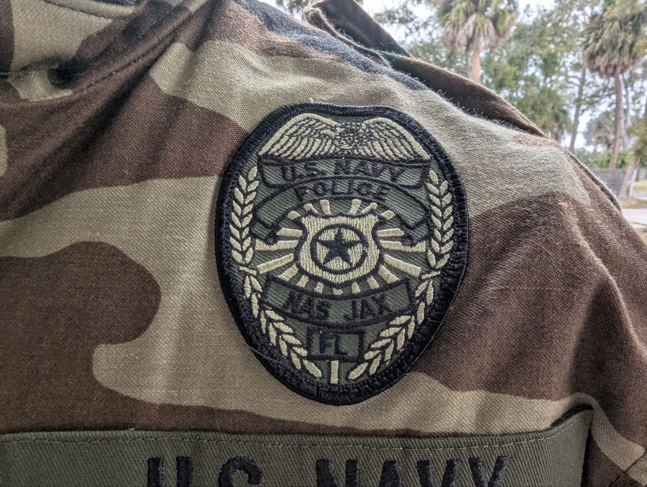 U.S. Navy Cold Weather Woodland Jacket S Named Garza Military Police JAX FL MT-1